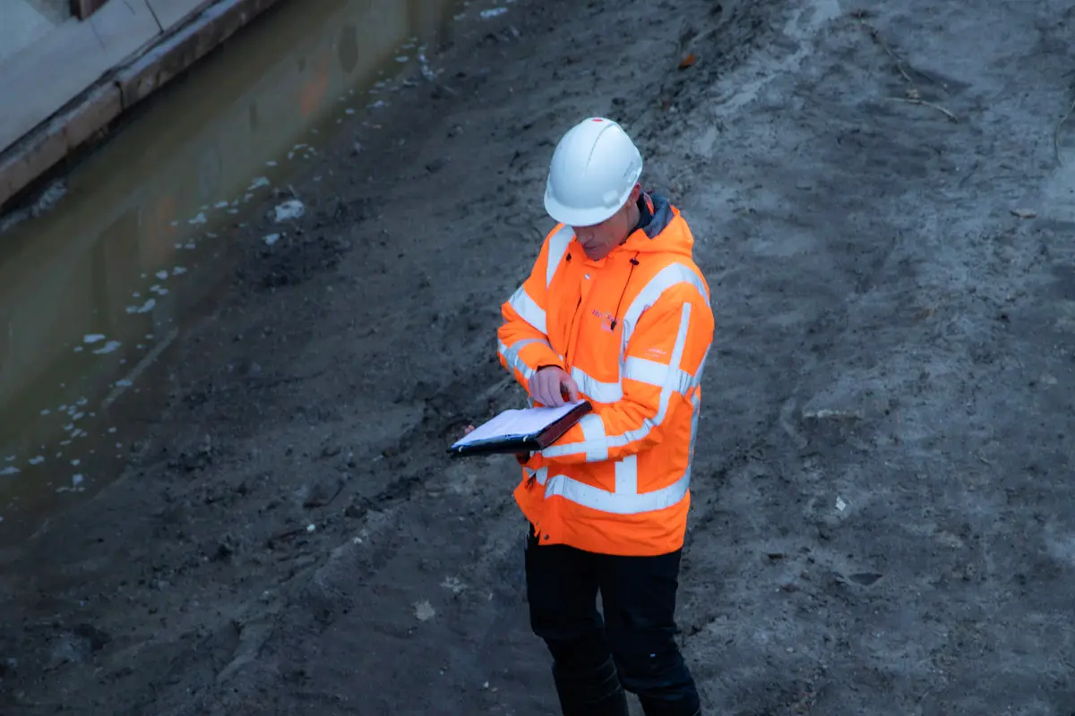 Medewerker van bbci frijwijk onderzoekt daling van het grondwaterpeil en impact op fundering